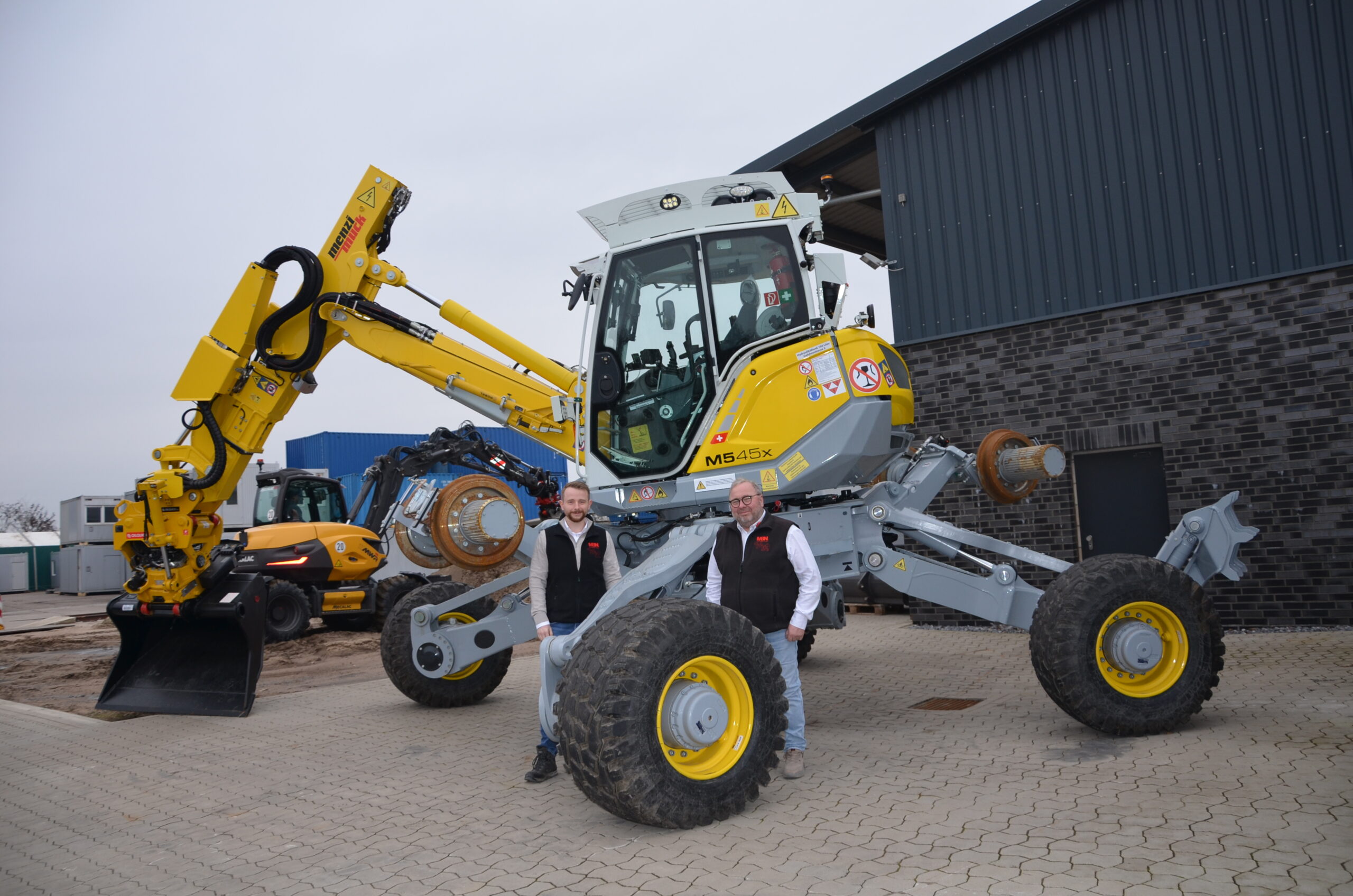 Mehr über den Artikel erfahren Schicke Container-Module und komplexe Baumaschinen