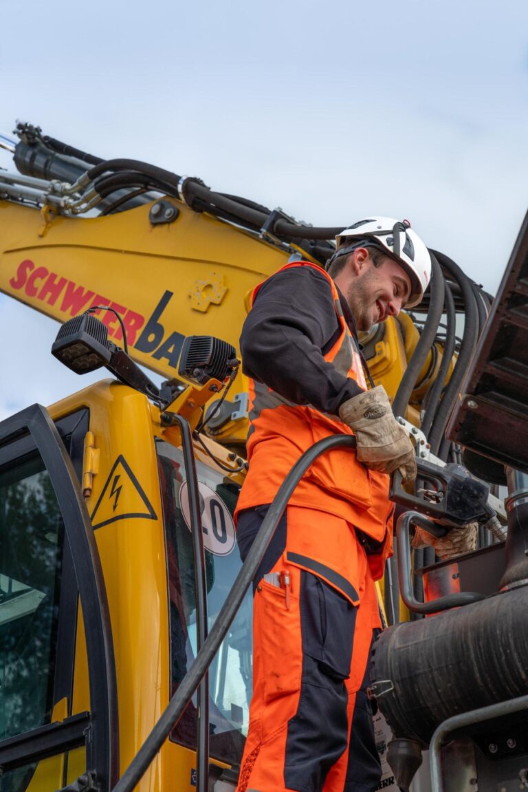 Mehr über den Artikel erfahren Vom Azubi zum Triebfahrzeugführer für Zweiwegebagger